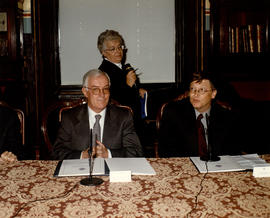 Víctor García de la Concha y Bill Gates sentados en la Sala de Directores