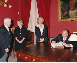 El rey Juan Carlos I firma en el Libro de Honor