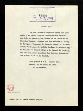 Copia sin firma del oficio del secretario [Alonso Zamora Vicente] a Jesús Prados Arrarte, en el q...