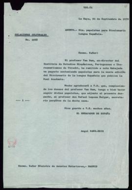 Copia del despacho del embajador de España Ángel Sanz-Briz con el que remite un paquete con papel...