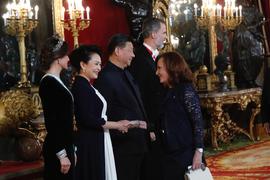 Peng Liyuan estrecha la mano a Aurora Egido en la cena de gala celebrada en el Palacio Real
