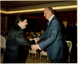 Juan Carlos I saluda a Alfonso Cortina de Alcocer
