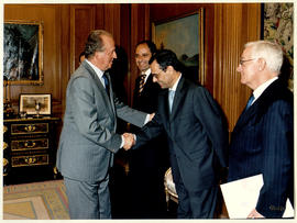 Juan Carlos I estrecha la mano al presidente de la Fundación pro Real Academia Española, Jaime Ca...