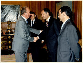 Juan Carlos I estrecha la mano al presidente valenciano, Francisco Camps