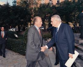 El rey Juan Carlos I saluda a Luis Ángel Rojo, gobernador del Banco de España