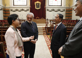 Darío Villanueva con Yu Man, Feng Qinghua y Lu Jingsheng de la SISU en el salón de actos de la Re...