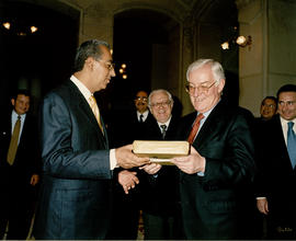 El director de la Real Academia Española, Víctor García de la Concha, recibe un regalo del presid...