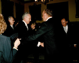Juan Carlos I saluda a uno de los invitados al acto en la Sala de Directores