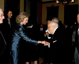 La reina Sofía saludando a uno de los asistentes al acto junto a Víctor García de la Concha y el ...