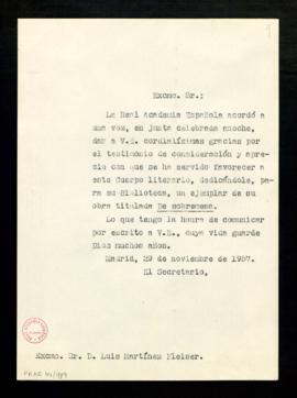 Copia sin firma del oficio del secretario a Luis Martínez Kleiser en el que le comunica el agrade...