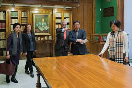Darío Villanueva y una delegación de la SISU en la sala Dámaso Alonso de la Real Academia Española