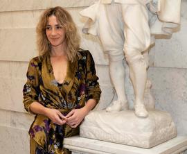 Marta Poveda junto a la escultura de Francisco de Quevedo de la Real Academia Española