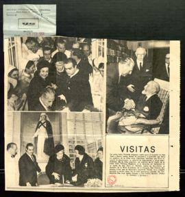 Recorte del diario Ya con una imagen de la visita de don Juan de Borbón al director de la Real Ac...