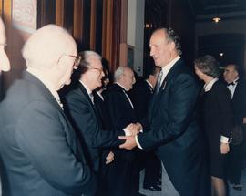 El rey Juan Carlos I saluda al académico Gregorio Salvador Caja