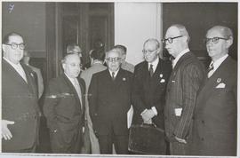 Grupo de caballeros en el vestíbulo del Salón de Actos de la Real Academia Española