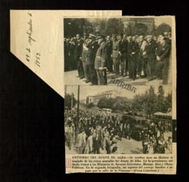 Recorte de prensa de Arriba con el reportaje gráfico del entierro del duque de Alba