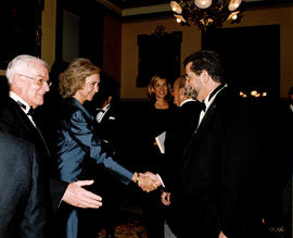 José Antonio Pascual saluda a la reina Sofía, junto a Víctor García de la Concha, en la recepción...