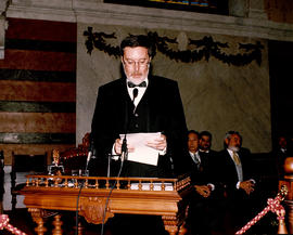 Guillermo Rojo lee su discurso de ingreso