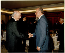 Juan Carlos I saluda a Francisco González
