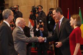 Felipe VI estrecha la mano a Emilio Lledó Iñigo en la audiencia previa a la entrega de los Premio...