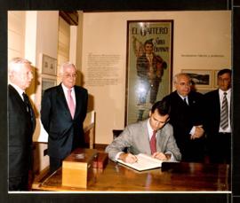 El Príncipe de Asturias firma en el libro de honor de la Fundación José Cardín