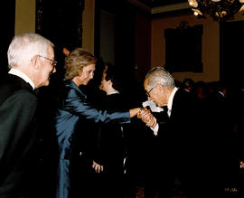 La reina Sofía saludando a uno de los asistentes al acto junto a Víctor García de la Concha, en l...