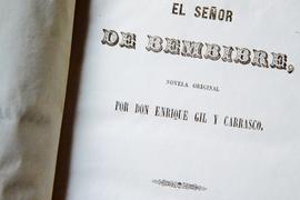 Entrega a Darío Villanueva de una edición de las obras completas de Gil y Carrasco