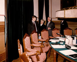Bill Gates junto a Vïctor García de la Concha e invitados en el Salón de Plenos