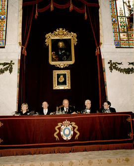 Mesa presidencial formada por Pilar del Castillo, Rodrigo Rato, Juan Carlos I de España, Víctor G...