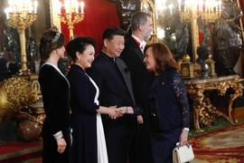 Peng Liyuan da la mano a Aurora Egido en la cena de gala celebrada en el Palacio Real