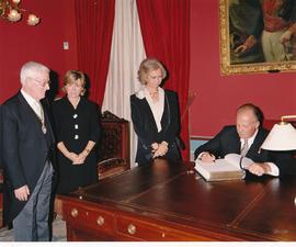 El rey Juan Carlos I firma en el Libro de Honor
