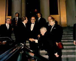 El rey Juan Carlos I saluda a Víctor García de la Concha en las escaleras del jardín de la Academia