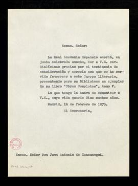 Copia sin firma del oficio del secretario [Alonso Zamora Vicente] a Juan Antonio de Zunzunegui en...