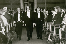 Domino Ynduráin entra en el Salón de Actos acompañado de Eliseo Álvarez-Arenas y Antonio Muñoz Mo...