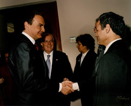 El presidente del gobierno, José Luis Rodríguez Zapatero, saluda a uno de los académicos en la Sa...