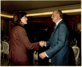 Juan Carlos I saluda a Amparo Moraleda Martínez