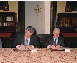 Carlos Mayor y Víctor García de la Concha durante la firma de un convenio entre la Academia y la ...