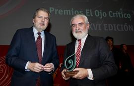 Iñigo Méndez de Vigo, ministro de Educación, Cultura y Deporte, posa junto con Darío Villanueva, ...