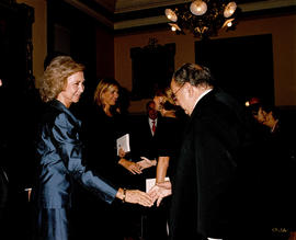Íñigo Cavero saluda a la reina Sofía en la recepción posterior al acto académico en la Sala de Di...