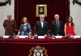 Darío Villanueva, director de la Real Academia Española, junto con otros ponentes en la conmemora...