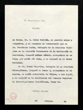 Copia sin firma del saluda del secretario [Rafael Lapesa] a Julio Guillén de comunicación de la l...