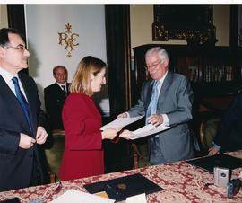 Ana Pastor y Víctor García de la Concha durante la firma del convenio con el Instituto de Salud C...