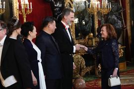 El rey Felipe VI de España estrecha la mano a Aurora Egido en la cena de gala celebrada en el Pal...