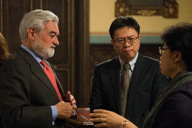 Darío Villanueva, Li Yansong y Yu Man en la sala de directores de la Real Academia Española