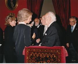 La reina Sofía conversa con Antonio Mingote