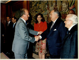 Juan Carlos I estrecha la mano a Santiago de Ybarra y Churruca