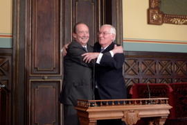 José Manuel Blecua y Víctor García de la Concha se abrazan tras la elección del primero como dire...
