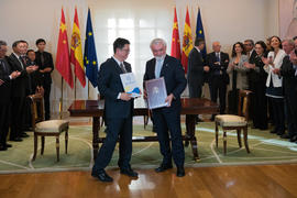 Darío Villanueva y Li Yansong tras la firma de un convenio de cooperación cultural y lingüística ...