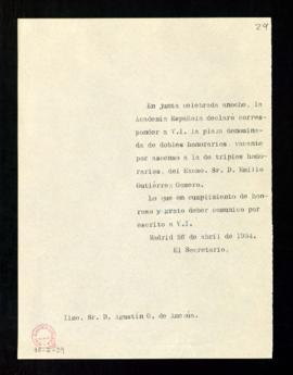 Copia sin firma del oficio del secretario a Agustín G. de Amezúa de traslado del acuerdo de la ju...