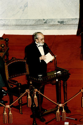 Ángel González da lectura a su discurso de ingreso